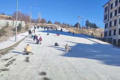 Erzincan’da dondurucu soğuğa rağmen çocukların kızak sevinci