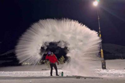 Erzurum’da kaynar su havada dondu