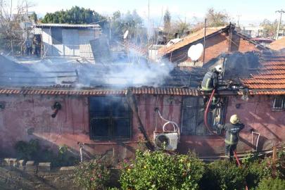 Evlerinin yanışını gözyaşları içinde izledi