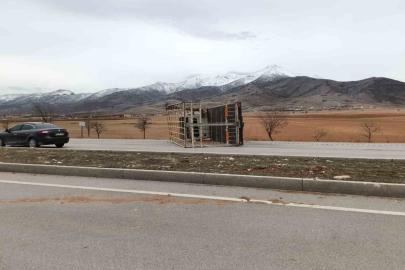 Fırtına kamyoneti devirip römorku karşı şeride fırlattı: O anlar kamerada