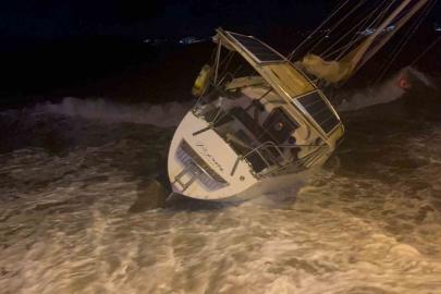 Fırtına milyonluk tekneyi karaya sürükledi