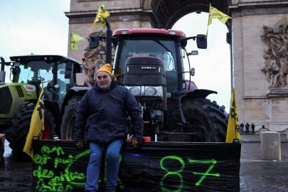Fransız çiftçiler Paris sokaklarında