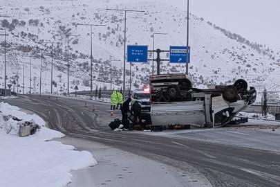 Gercüş’te meyve yüklü kamyonet devrildi, meyveleri sürücünün yardımına koşanlar topladı