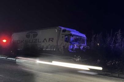 Giresun’da tır aydınlatma direğine çarptı, şoför hayatını kaybetti