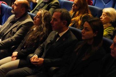 Görme Engelli Ressamın Braille tekniğiyle yaptığı resimler beğeni topladı