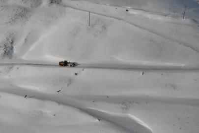 Gümüşhane’de kapanan köy yollarında kar mesaisi aralıksız sürüyor