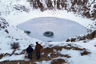 Güneşin konumuna göre renk değiştiren Kızılçan Gölü dondu