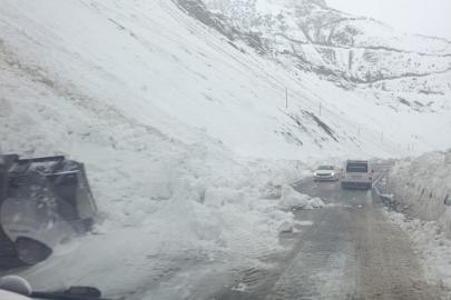 Hakkari-Çukurca yoluna düşen çığlar temizlendi