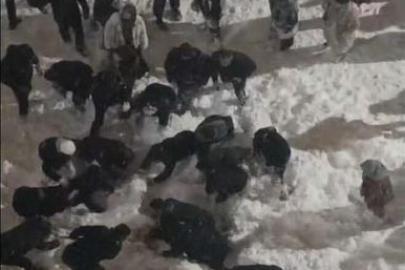 Hakkâri’de çatıdan düşen kar kütlesinin altında kalan öğrenci yaralandı