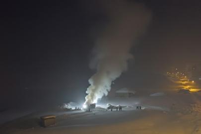 Hakkari’de itfaiye araçlarının çıkamadığı tandır evindeki yangına vatandaşlardan karla müdahale