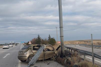 Hurdaya dönen araçtan sağ çıktı