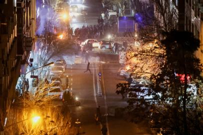 İran'da tansiyon düşmüyor! Ölü sayısı artıyor, yüzlerce dükkan yakıldı. Trump'tan İran'a yeni yaptırım