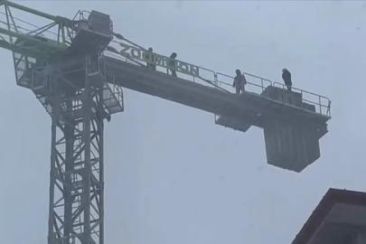 İşçilerden inşaat kule vincinde intihar girişimi