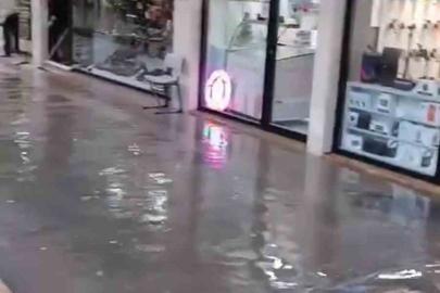 İskenderun ayakkabıcılar çarşısı sular altında kaldı