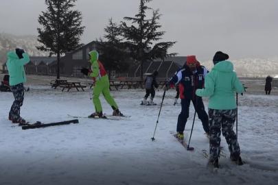 Isparta Davraz’da suni karla kayak keyfi devam ediyor