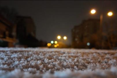İstanbul’da gün boyu beklenen kar yağışı gece saatlerinde etkisini gösterdi