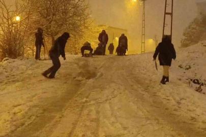 İstanbul’da kar sonrası sokaklar oyun alanına döndü
