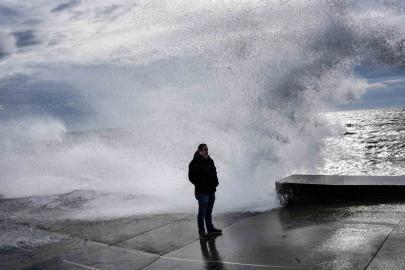 İstanbul’da lodos etkili oldu, dev dalgalar sahili kapladı