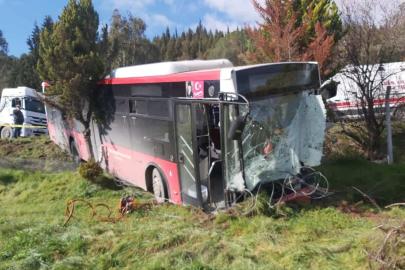 İzmir’de belediye otobüsü ile panelvan çarpıştı: 1 ölü, 8 yaralı