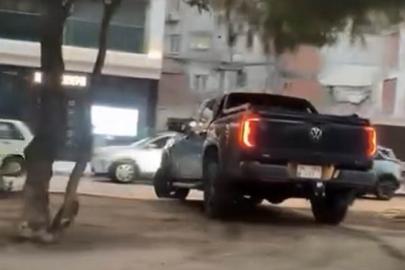 İzmir’de orta refüjden karşı yöne geçen sürücüye ceza yağdı