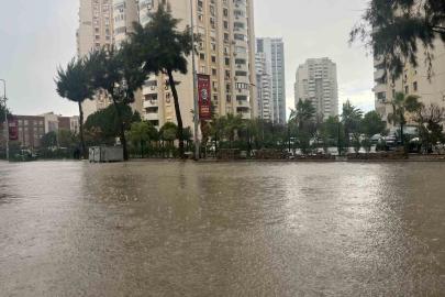 İzmir’de sağanak ve fırtına hayatı felç etti, yollar göle döndü