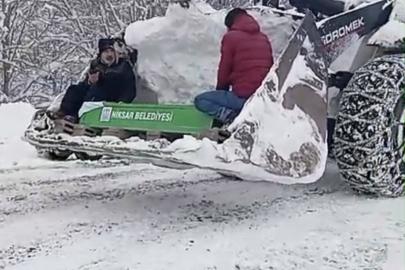 Kar nedeniyle yol kapandı, cenaze iş makinesiyle taşındı