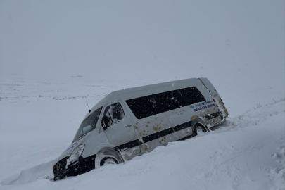 Kara saplanan minibüsteki yolcuları jandarma kurtardı