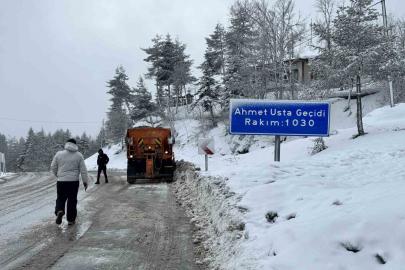 Karabük’te kar yağışıyla birlikte karayolları çalışmalarını sürdürüyor