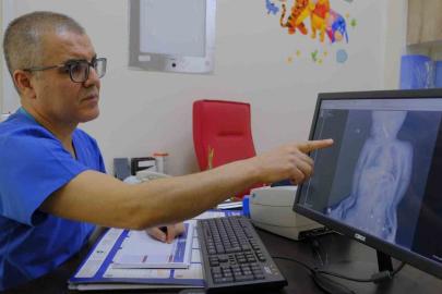 Karaman’da boğazına kumanda pili kalan kaçan bebek ölümden döndü