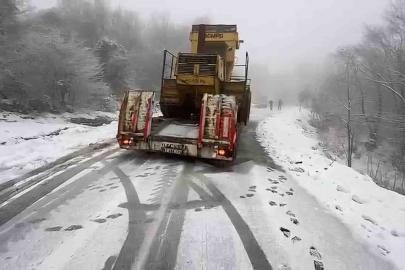 Karda kayan tır yolu trafiğe kapattı