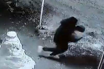 Kardan adamın kafasını çaldılar, o anlar kamerada