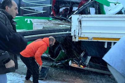 Karlı yolda kayan yolcu otobüsü tıra çarptı: 1’i ağır 12 yaralı