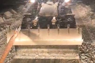 Karlı yolda mahsur kalan tır, iş makinesiyle kurtarıldı