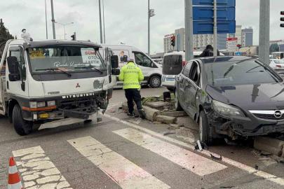 Kavşakta kamyonet ile otomobil çarpıştı: 3 yaralı