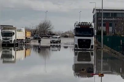 Kırklareli’nde şiddetli yağış hayatı felç etti: Başkan Bulut sular içinde şiir okudu