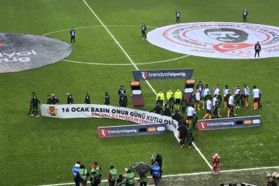 Kocaelispor, Trabzonspor maçına 16 Ocak pankartıyla çıktı