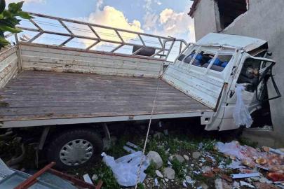 Kontrolden çıkan kamyonet eve çarptı: 1 ölü