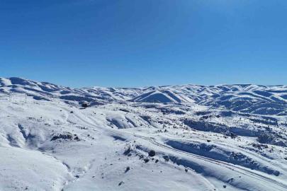 Konya’nın çatısında kar yağışı yüzleri güldürdü