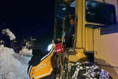 Köyde mahsur kalan çift 5 saatlik çalışma sonucu hastaneye sevk edildi
