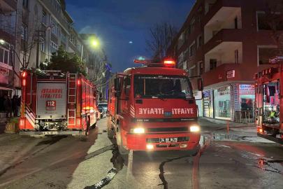 Küçükçekmece’de kentsel dönüşümdeki binanın çatısında yangın