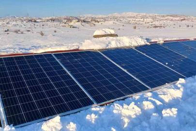 Kulp kırsalında kar, güneş panellerini etkiledi
