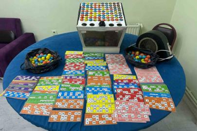 Kumar oynatılan mekana kapıyı ikiye bölerek giren polis, çatıdan kaçmaya çalışanları yakaladı