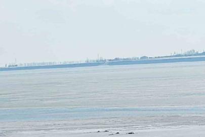 Kuş cenneti Arin Gölü kısmen dondu