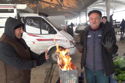 Kütahyalı pazarcılar tenekede ateş yakarak ısınıyor