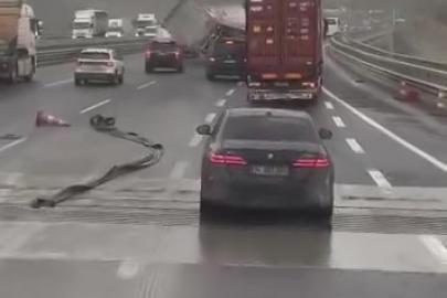 Kuzey Marmara Otoyolu’nda fırtınanın etkisiyle tır devrildi: O anlar kamerada