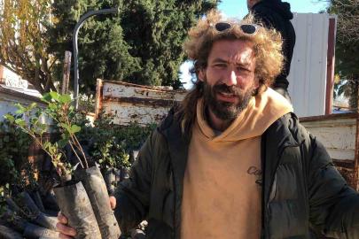 Mahalle muhtarından Datça’ya 2 bin harnup fidanı
