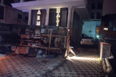 Maltepe’de moloz yüklü kamyonet otomobilin üzerine devrildi