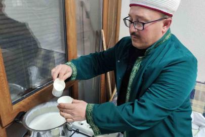 Manisa’da Miraç Kandili’nde 663 yıllık camide 80 kilo süt dağıtıldı