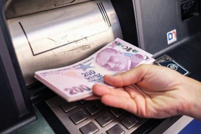 Memur ve emeklilerin zamlı maaşları ödeniyor