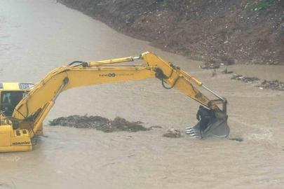 Mersin’de aracıyla çaya düşen sürücü kurtarıldı